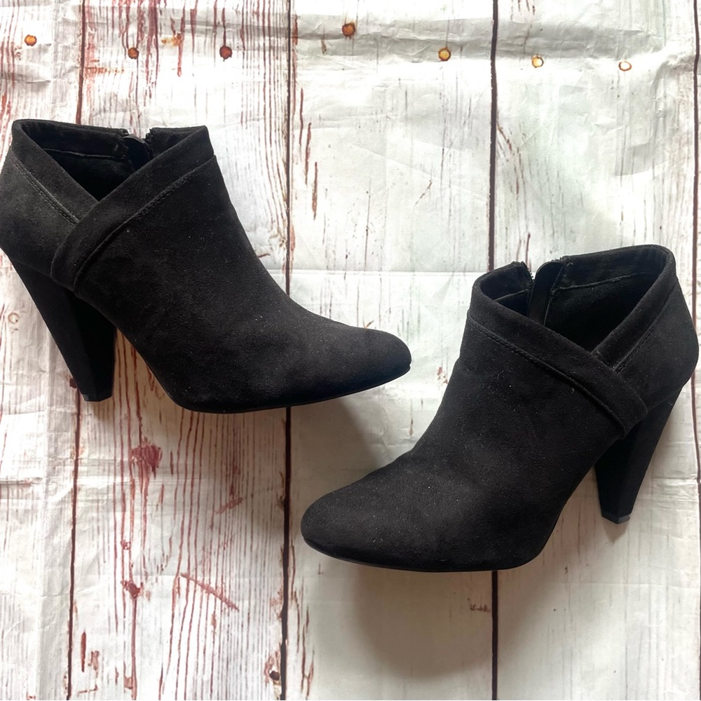 Apartment (Apt) 9 women’s black suede high heel ankle booties size 8